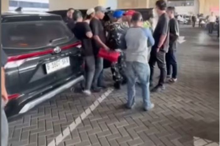 Keributan antara kawanan debt collector dengan warga yang hendak menarik paksa Toyota Veloz di stasiun Whoosh Halim, Jakarta Timur