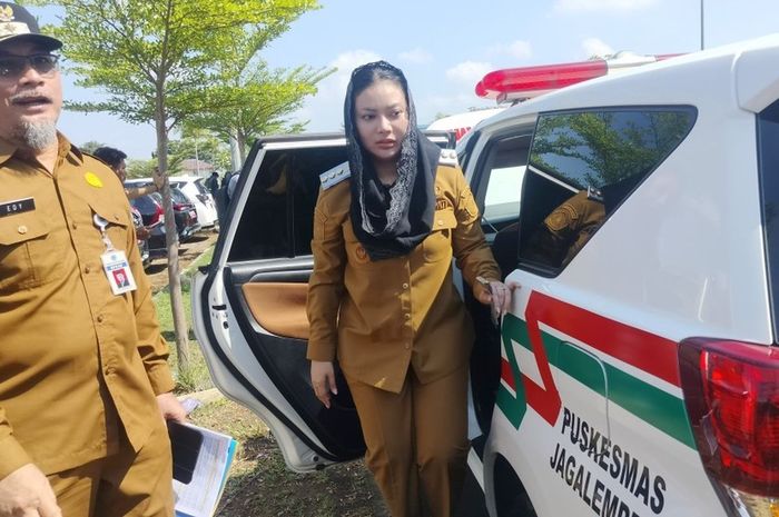 Bupati Brebes, Paramitha Widya Kusuma saat apel kendaraan dinasdi Halaman Kantor Pemerintahan Terpadu (KPT) Brebes, (16/6/25). 