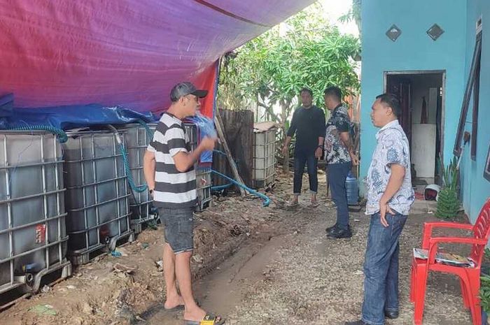 Satreskrim Polres Maros geruduk rumah di Dusun Tambua, Desa Bontomarannu, Kecamatan Lau, Kabupaten Maros, Sulawesi Selatan yang timbun 2 ton solar