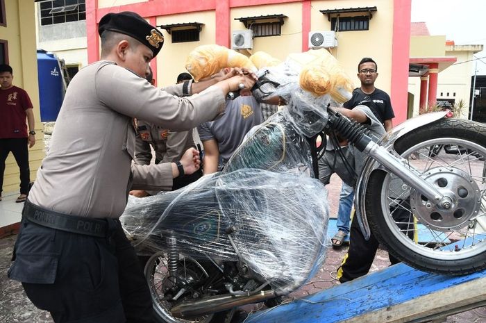 Polres Aceh Timur dan Bea Cukai Kota Langsa menggagalkan penyelundupan moge dan hewan langka oleh oknum TNI AL di Aceh Timur