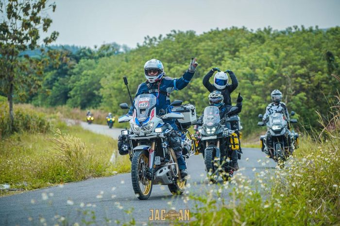 Peserta touring berpose di perjalanan