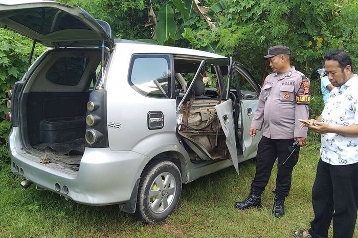 Kondisi Toyota Avanza yang tiba-tiba bagian kabin meledak hebat di Kadolo Katapi, Kokalukuna, kota Baubau, Sulawesi Tenggara