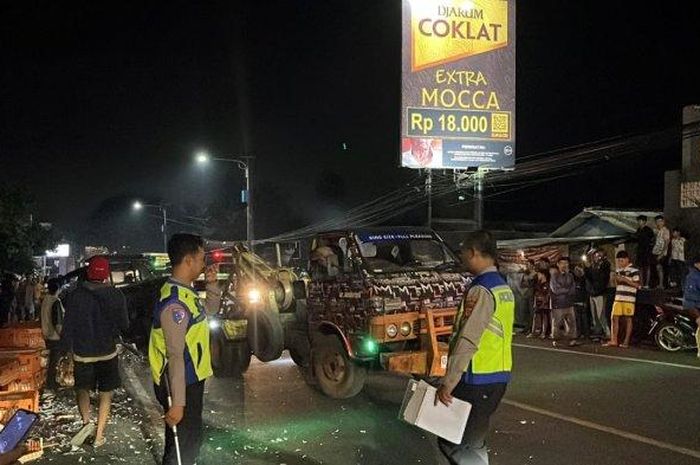Kondisi lokasi kecelakaan Mitsubishi L300 pengangkut ratusan ayam potong dengan truk di jalan raya Blok Jetak, Cikoneng, Ciamis, Jawa Barat