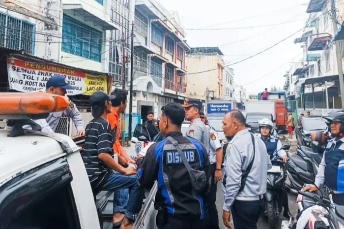 Dinas Perhubungan kota Medan merazia para jukir liar di sejumlah jalan kota Medan, Sumatera Utara