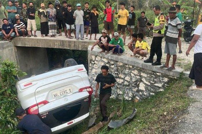 Suzuki Ertiga jungkir balik di pinggir sungai usai mencoba hindari truk