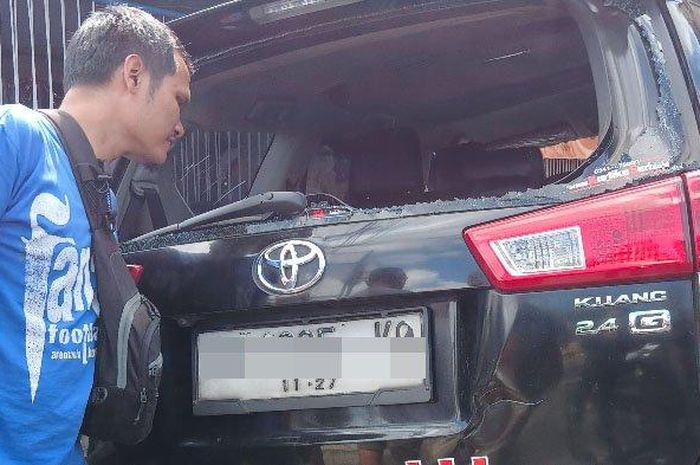 Kijang Innova babak belur usai lepas kendali di tikungan jalan
