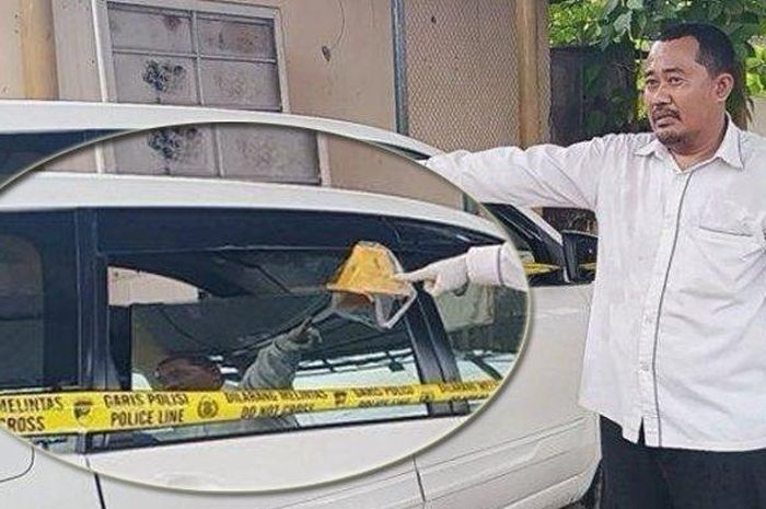Polisi tunjukan kaca belakang kanan Toyota Avanza yang terbuka karena ditarik maling uang Rp 388 juta di dalam kabin yang merupakan dana desa Tapandullu, Mamuju, Sulawesi Barat