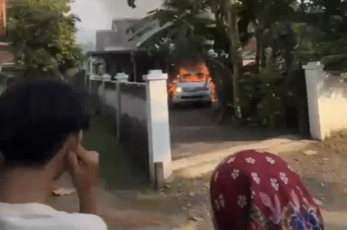 Toyota Avanza terbakar di halaman rumah pemilik saat buka pintu bagasi turunkan galon air mineral di desa Alassumur Kulon, Kraksaan, Probolinggo, Jawa Timur
