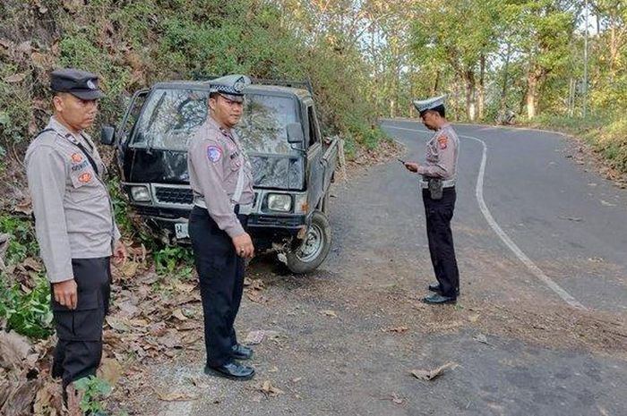 Mitsubishi L300 sengaja ditabrakan sopir ke tebing saat mengangkut buruh tembakau di Sumbercanting, Wringin, Situbondo