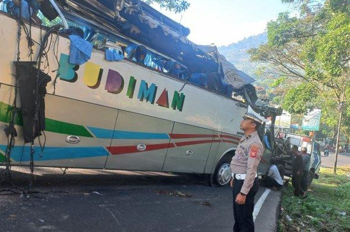 Atap bus PO Budiman terburai keparut pohon usai serempet motor di jalur Nagreg, desa Ciherang, Nagreg, kabupaten Bandung, Jawa Barat