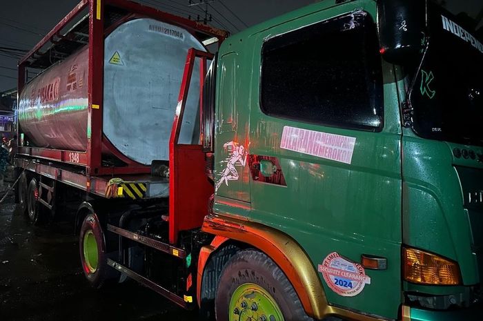 Truk trailer tangki yang menjadi TKP tewasnya dua tukang cuci mobil akibat masuk ke dalam tangki bekas muatan bahan kimia di Jalan Raya Bay Pass Krian KM 30, Dusun Sidotemu, Kecamatan Krian, Sidoarjo, Jawa Timur