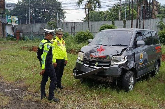 Ambulans desa Kamarang, Greged, Cirebon, Jawa Barat yang tengah membawa pasien menabrak dua motor sekaligus hingga salah satu pengendara tewas 
