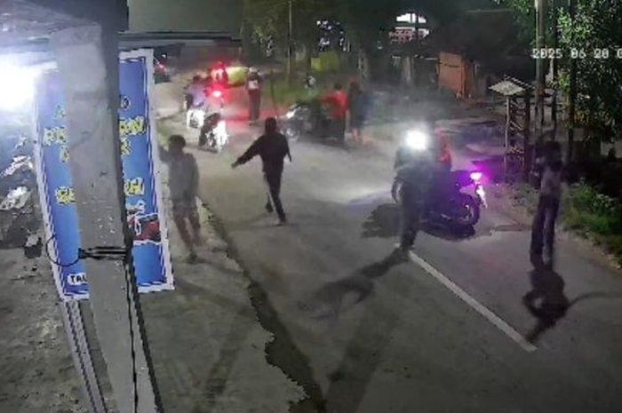 Aksi geng motor bersajam dan senpi di Cirebon bikin warga resah.