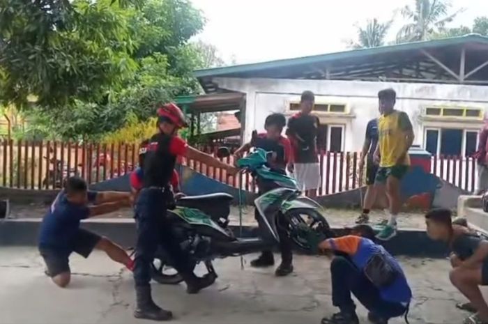 Petugas Damkar mengevakuasi ular kobra sepanjang 70 cm yang ngumpet di bodi motor