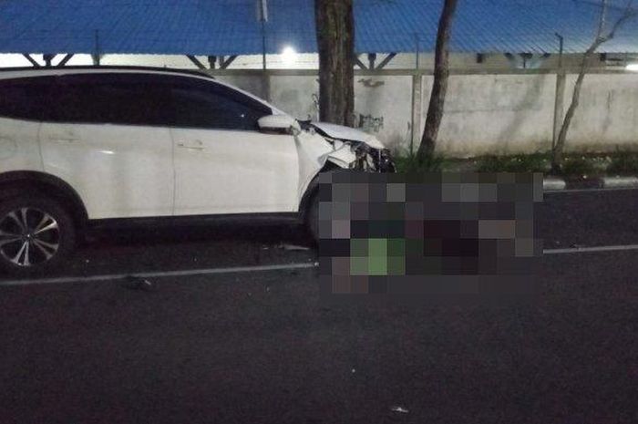 Daihatsu Terios yang ditabrak dua pelajar wanita hingga tewas karena memacu Honda BeAT kecepatan tinggi di Jl Jaksa Agung Suprapto, desa Banjarjo, Bojonegoro Kota, Jawa Timur