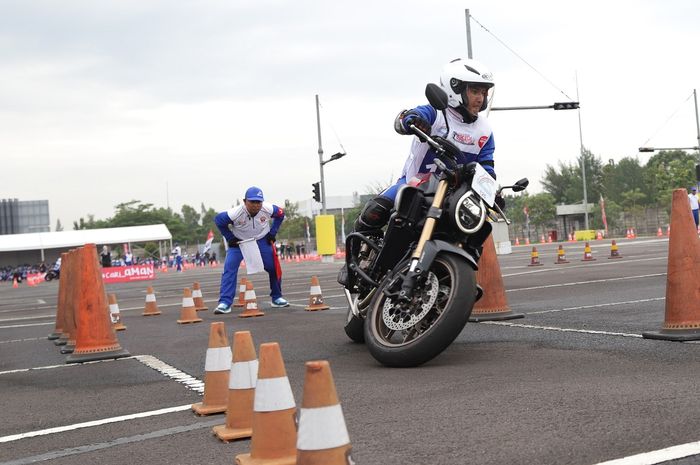 Aksi para peserta The 16th Astra Honda Safety Riding Instructor Competition (AHSRIC) 2025 yang digelar di Astra Honda Motor Safety Riding Park (AHMSRP) di Deltamas (18/6).