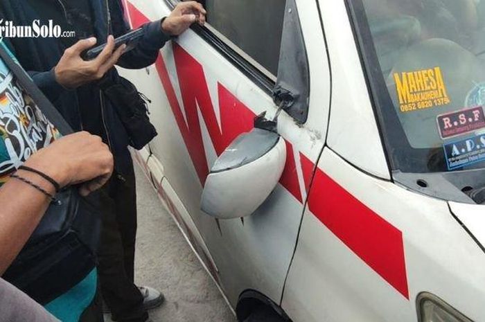 Ambulans dirusak oknum yang sedang menggelar demo ODOL dengan alasan menyalakan sirine tanpa pasien