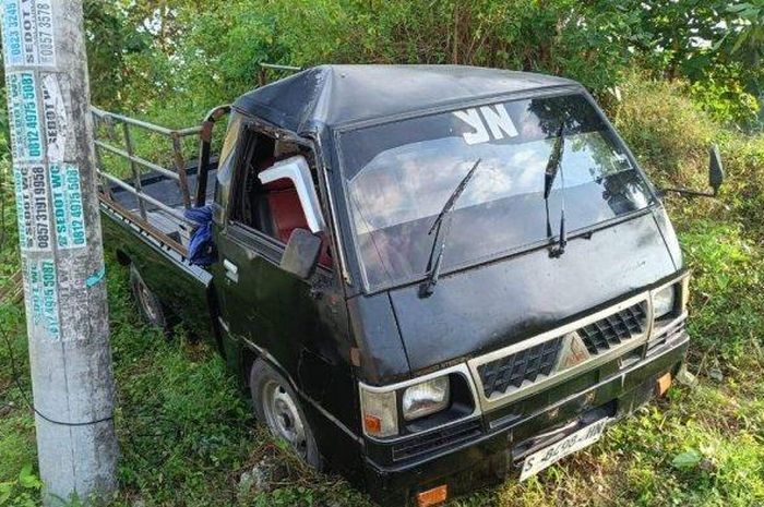 Mitsubishi L300 muatan 21 orang meluncur mundur di tanjakan dusun Beteng, desa Sumberejo, Rengel, kabupaten Tuban, Jawa Timur hingga sebabkan lima orang dilarikan ke rumah sakit
