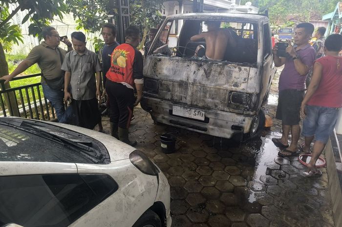 Kondisi Mitsubishi L300 dan Honda Jazz yang terbakar di garasi rumah pemiliknya di dusun Blingi, desa Plakpak, Pengantenan, Pamekasan, Madura, Jawa Timur