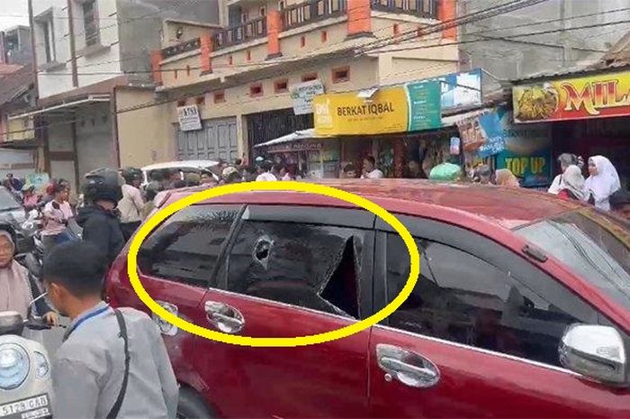 Dalam lingkaran kuning terlihat kaca pintu Toyota Avanza yang dipakai bos rental mobil pecah dikeroyok komplotan yang membawa kabur Toyota Kijang Innova saat akan ditarik
