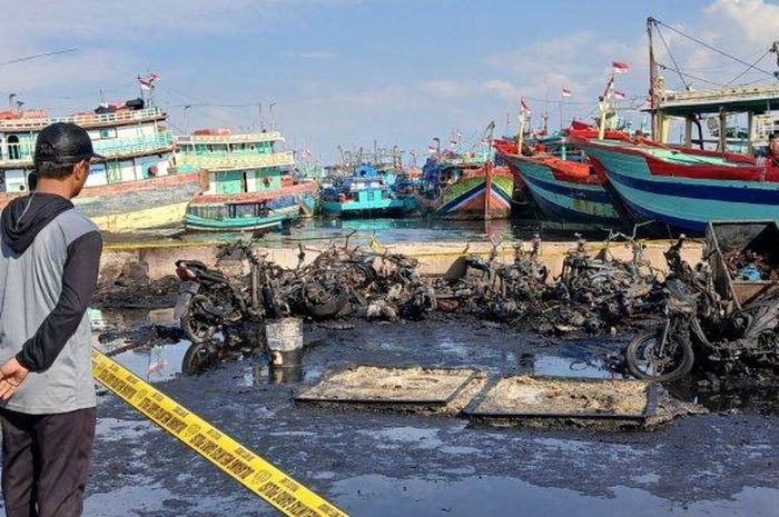 Sebanyak 16 unit bangkai motor yang terbakar di dermaga Pelabuhan Pelindo kota Tegal, Jawa Tengah akibat pengisian Solar