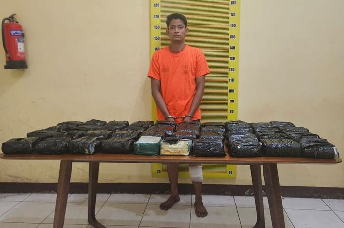 AS (29), sopir Toyota Rush yang ditangkap Ditresnarkoba Polda Sumut dengan barang bukti 40 kg sabu disembunyikan di dalam doortrim