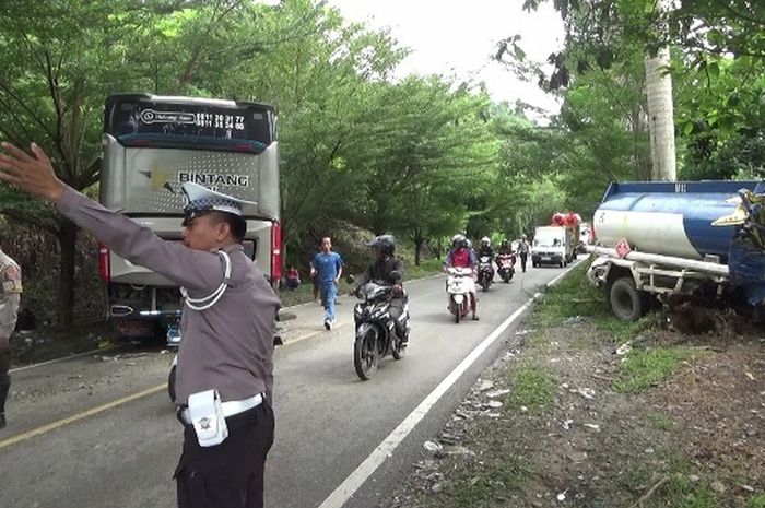 Kecelakaan bus PO Bintang Asri dan truk tangki BBM di jalan lintas Sulawesi, desa Padang Kalua, Bua, Luwu, Sulawesi Selatan
