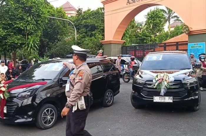 Mobil jemputan jamaah haji di Asrama Haji Sukolilo Surabaya asal Sampang, Madura mirip mobil pengantin, dihias pita dan bunga