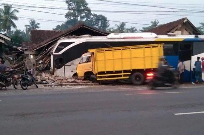 Bus Damri bikin rumah di pinggir jalan Lumajang-Jember amburadul