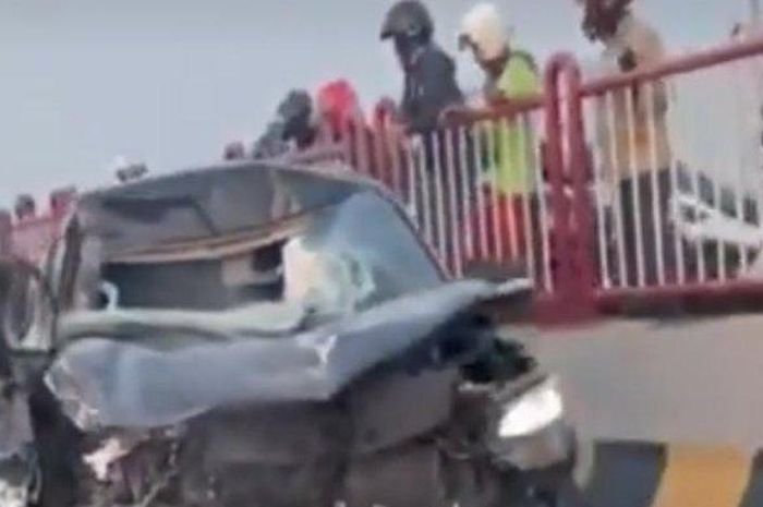 Toyota Fortuner bonyok wajah di Jembatan Suramadu