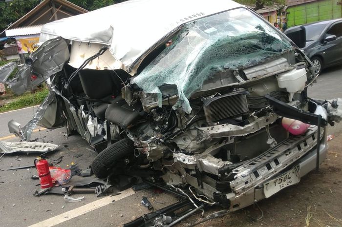 Kondisi Toyota HiAce selepas tabrakan dengan truk dari arah berlawanan di jalan raya Banyuwangi-Situbondo, desa Ketapang, Kalipuro, Banyuwangi, Jawa Timur
