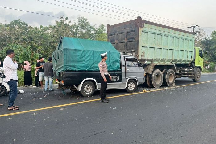 Pikap menancap di bak belakang truk usai kesundul kencang Innova dari belakang