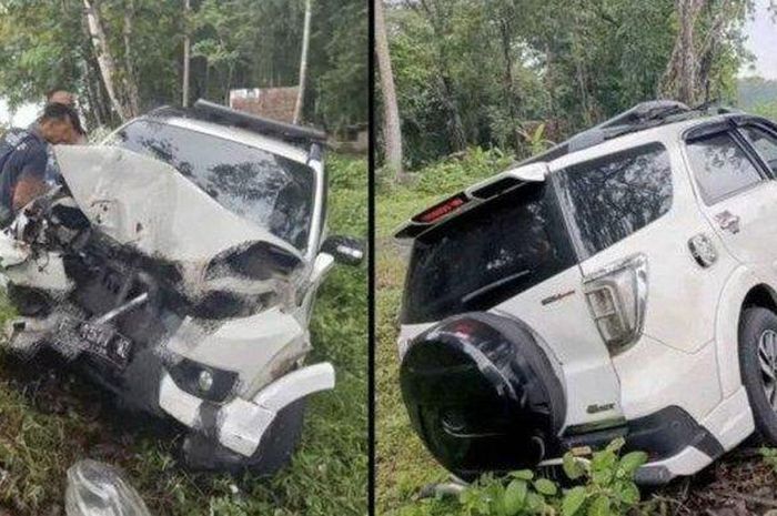 Toyota Rush isi Pak Kades sekeluarga hantam pohon di pinggir jalan. Cuma anak pertama yang selamat