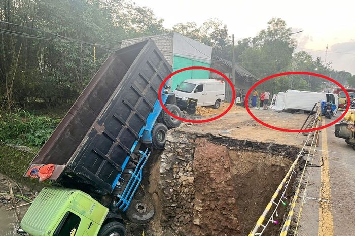 Dalam lingkaran merah kedua Daihatsu Gran Max Blin Van milik pekerja proyek perbaikan jembatan yang diterjang dump truck di jalan raya Pangeleyan, Tanah Merah, Bangkalan, Jawa Timur.