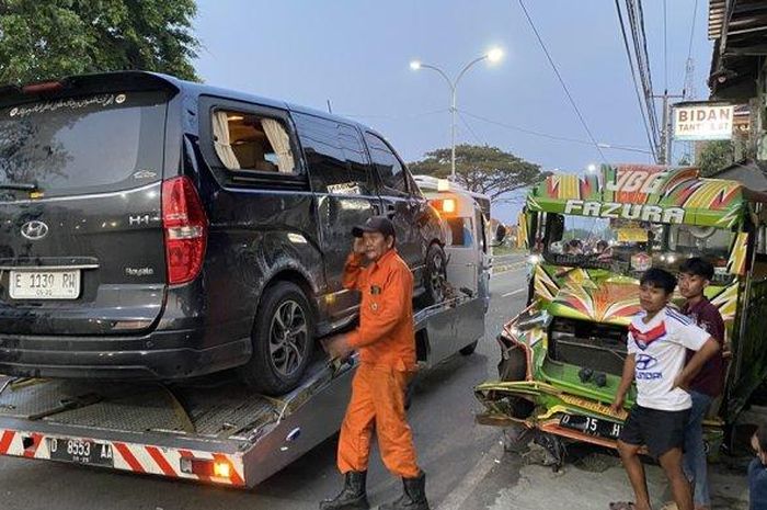 Hyundai H-1 diangkut truk towing setelah menyerempet kereta kelinci dan tiang listrik di jalan raya Indramayu-Cirebon, desa Tanjungpura, Karangampel, Indramayu