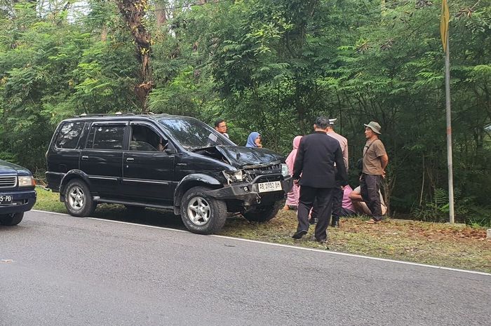 Isuzu Panther yang menyerempet Toyota Raize, lalu menabrak Honda Vario dan Yamaha NMAX di sekitar Tahura, Gading, Playen, Gunungkidul, Yogyakarta