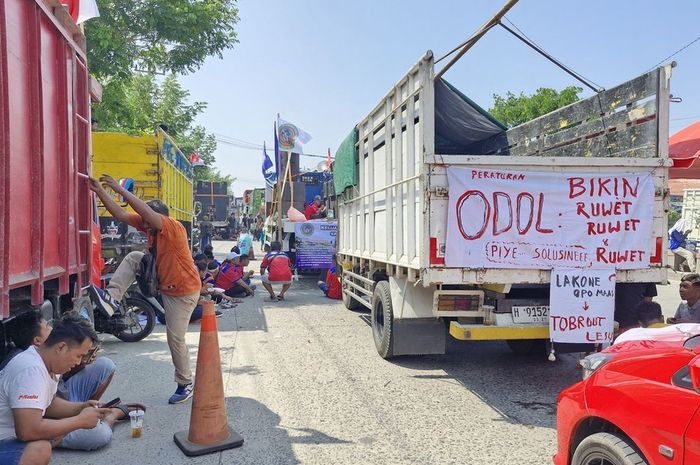 Suasana demo para sopir truk menolak kebijakan zero ODOL di depan kantor Disbuh Jawa Tengah, kota Semarang, Jawa Tengah