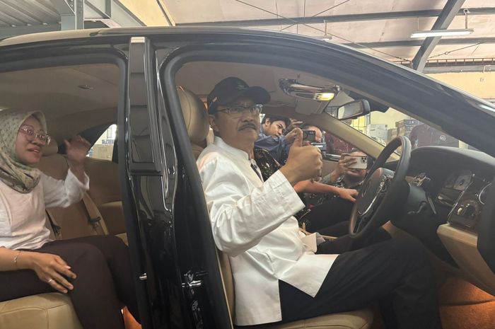 Menteri Sosial, Saifullah Yusuf atau Gus Ipul menjajal duduk di dalam kabin Rolls-Royce Ghost yang laku dilelang Rp 2,5 miliar