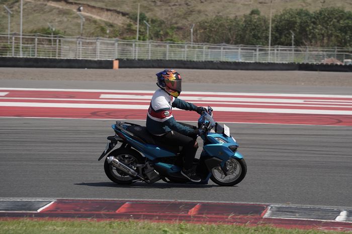 Biker Vario160 menjajal melintasi Sirkuit Mandalika dengan penuh kecepatan.