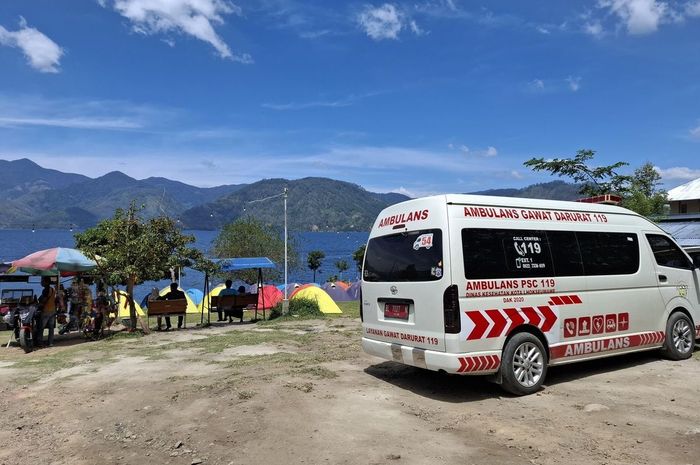 Foto menunjukan sebuah ambulans pelat merah berbasis Toyota HiAce terparkir di kawasan wisata Danau Laut Tawar, Aceh Tengah, Aceh