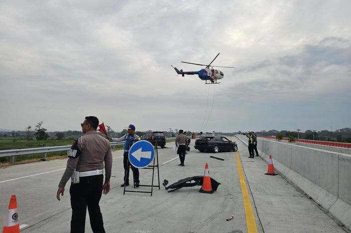 Simulasi evakuasi korban kecelakaan di tol Solo-Jogja menggunakan helikopter, (20/6/25)