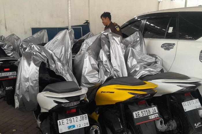 Tujuh unit Honda PCX 160 dan mobil yang disita dari anggota DPRD Ngawi, Winarto dalam kasus dugaan korupsi gratifikasi dan manipulasi pajak daerah dalam pengadaan lahan pabrik mainan.
