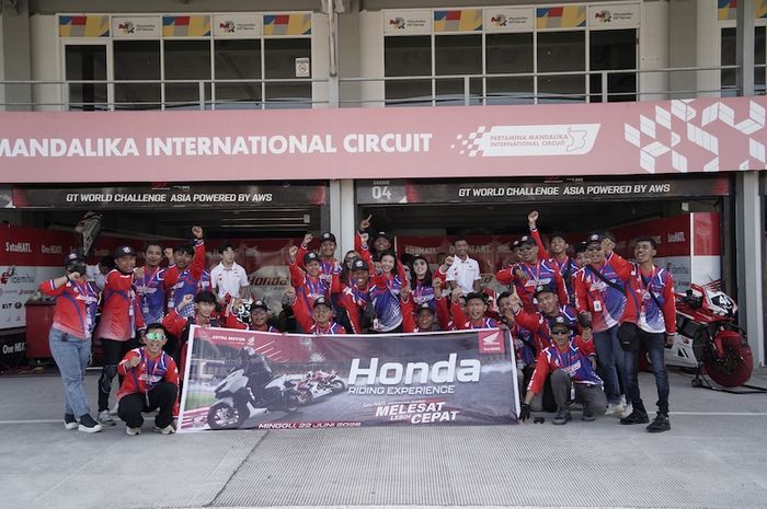 35 peserta dari komunitas Vario Bali Riders (VIBER) dan Honda Vario 160 Matic House Bali yang terpilih dalam program riding experience Honda Vario160 di Mandalika Racing Series.