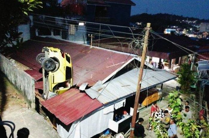 Toyota Raize menancap di atap rumah warga sampai bolong. Seorang bocah 6 tahun alami ini