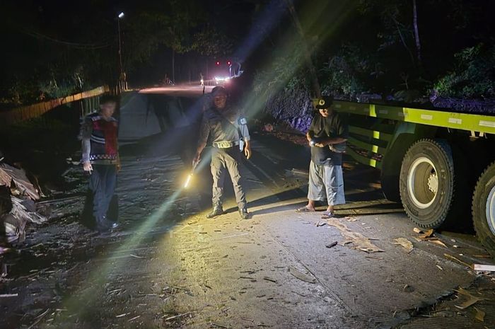Kondisi pasca truk muatan triplek timpa Daihatsu Terios di Jalan Raya Pangleseran, Kampung Padabenghar, Desa Padabenghar, Jampang Tengah, Sukabumi, Jawa Barat