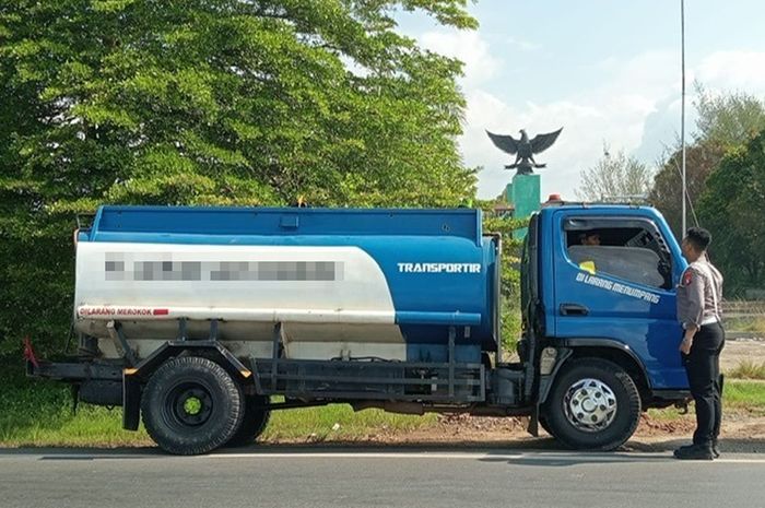 Truk tangki yang mengangkut BBM bodong alias tanpa surat-surat disita Polisi di perbatasan Kapuas-Barito, Kalimantan Tengah