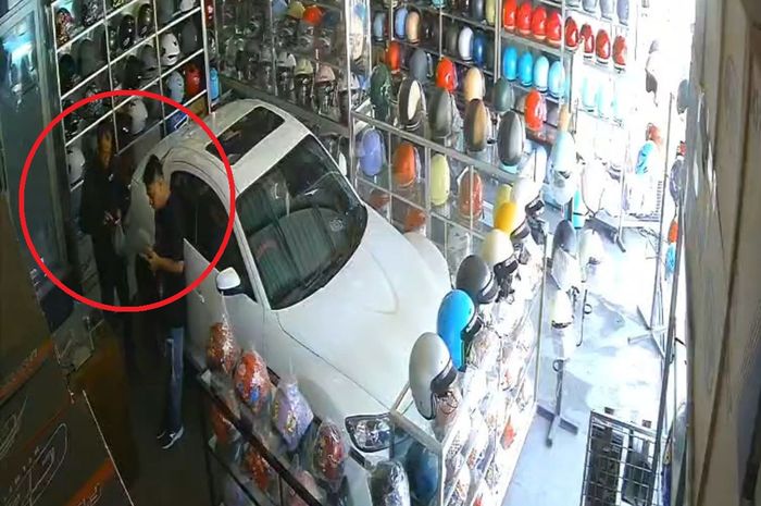 Rekaman CCTV tunjukan oknum Polisi yang tengah menipu toko helm di Bandung dengan bukti transfer palsu