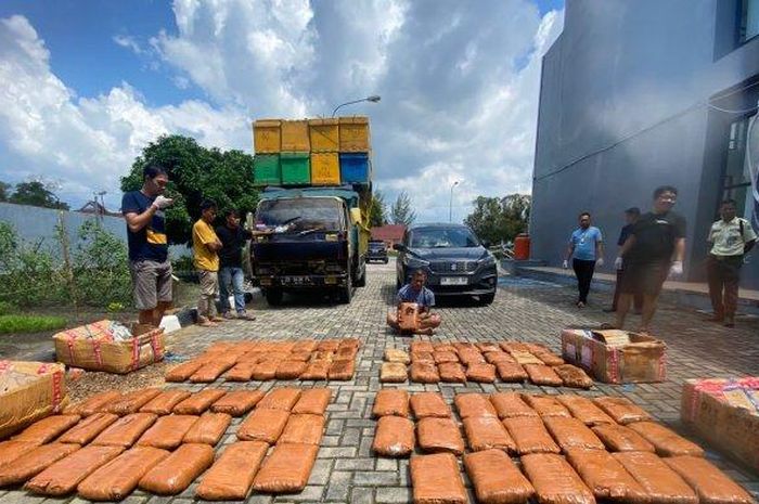 Pengemudi Suzuki Ertiga terancam penjara seumur hidup karena kawal truk ekspedisi muatan 85 kg ganja asal Sumatera Utara dengan tujuan Tanjung Gunung, Bangka Tengah.