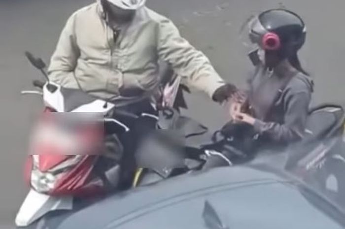 Oknum Polisi dari Satlantas Polrestabes Medan, Aiptu Rudi Hartono terekam video warga tengan memalak pengendara motor wanita Rp 100.000 di jalan