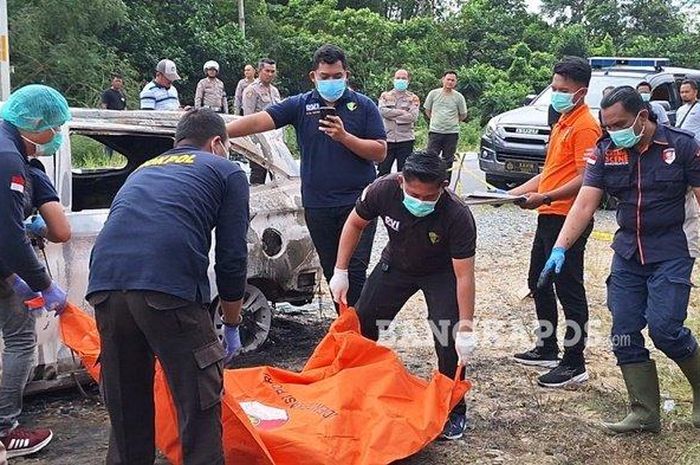 Petugas INAFIS mengevakuasi tulang belulang manusia dari dalam bangkai Daihatsu Xenia yang terbakar di Jalan Baru Samping Hotel Soll marina, desa Beluluk, Pangkalan Baru, Bangka Tengah, Bangka Belitung.